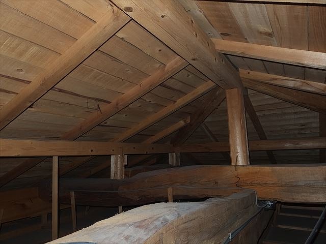 天井裏に入って雨漏りヶ所の確認